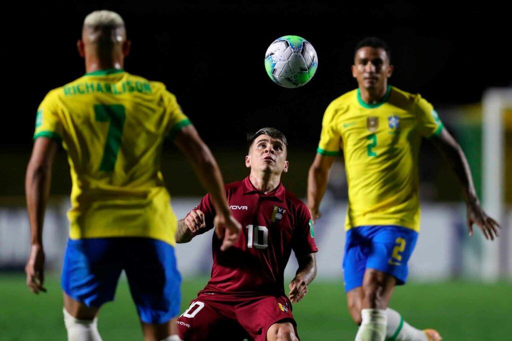 Soteldo disputa bola com Richarlison em Brasil e Venezuela — © ESPN